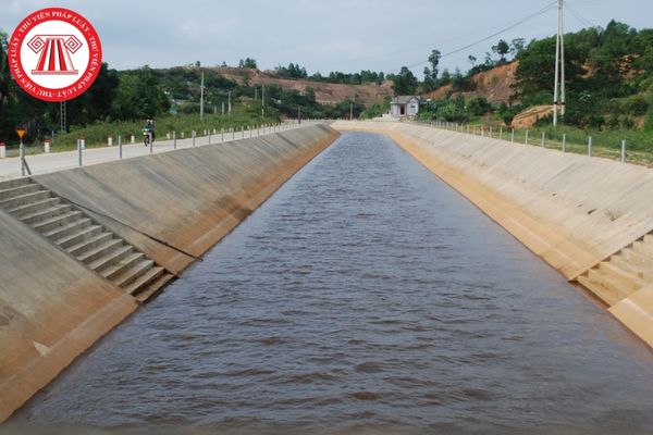 Việc lắp đặt đập thành mỏng để đo dòng nước sạch trong các kênh hở phải đáp ứng những điều kiện gì?