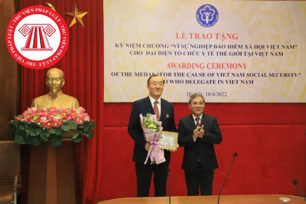 Được xét tặng kỷ niệm chương Vì sự nghiệp Bảo hiểm xã hội của Bảo hiểm xã hội Việt Nam thì có được tiền thưởng hay không?