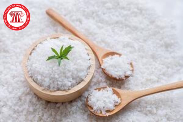 Tổ chức, cá nhân sản xuất muối ăn bổ sung iod chỉ được phép sử dụng nguyên liệu gì để bổ sung vào muối ăn?