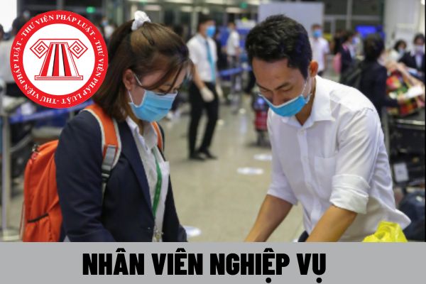 Nhân viên nghiệp vụ làm việc tại chi nhánh được giao nhiệm vụ hoạt động dịch vụ đưa người lao động Việt Nam đi làm việc ở nước ngoài