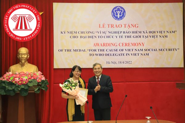 Hồ sơ xét tặng Kỷ niệm chương Vì sự nghiệp Bảo hiểm xã hội của Bảo hiểm xã hội Việt Nam đối với công chức đang công tác trong Ngành gồm những nội dung gì?