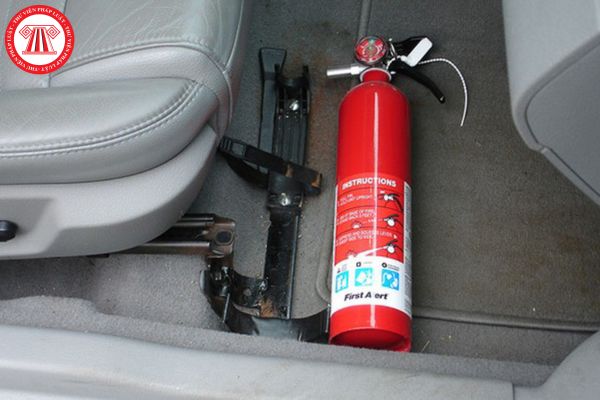 Xe ô tô từ mấy chỗ thì phải trang bị bình chữa cháy trên xe? Không trang bị bình chữa cháy có bị tước giấy phép lái xe không?