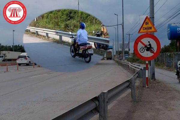 Biển cấm xe máy có ký hiệu như thế nào? Điều khiển xe máy đi vào đoạn đường cấm xe máy khi đang đi làm nhiệm vụ thì có bị phạt không?