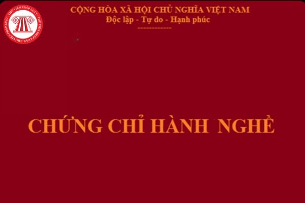 Khi đến nhận chứng chỉ hành nghề dịch vụ làm thủ tục về thuế tại Tổng cục Thuế, người nhận chứng chỉ phải xuất trình giấy tờ gì?