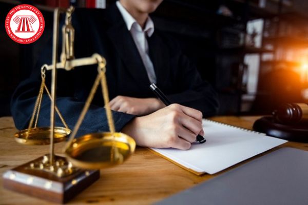 Sinh viên học ngành luật kinh tế muốn hành nghề luật sư thì cần đáp ứng những điều kiện nào theo quy định?