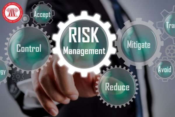 Hệ thống tổ chức quản trị rủi ro của công ty chứng khoán phải có tối thiểu những nội dung nào theo quy định?