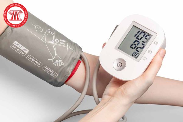 Máy đo huyết áp tự động không xâm nhập được trang bị chế độ trẻ sơ sinh thì trong hướng dẫn sử dụng phải thể hiện thông tin gì?