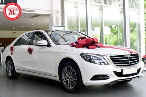 Nhận quà tặng là xe ôtô từ người yêu thì có chịu thuế thu nhập cá nhân theo quy định hay không?