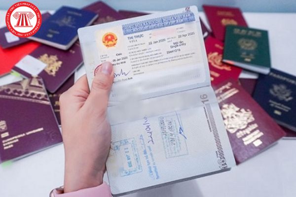 Thẻ tạm trú cấp cho luật sư nước ngoài hành nghề tại Việt Nam có thời hạn tối đa là bao nhiêu năm?