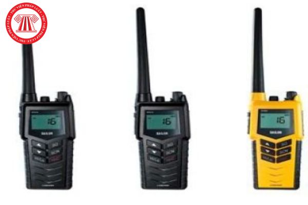 Thiết bị điện thoại VHF sử dụng trên phương tiện cứu sinh phải bao gồm tối thiểu những bộ phận nào?