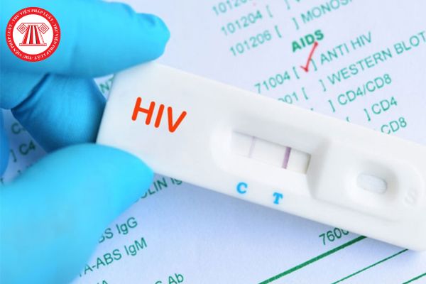 Người được xét nghiệm HIV là người dưới 18 tuổi thì việc thông báo và trả Phiếu kết quả xét nghiệm HIV dương tính được thực hiện thế nào?