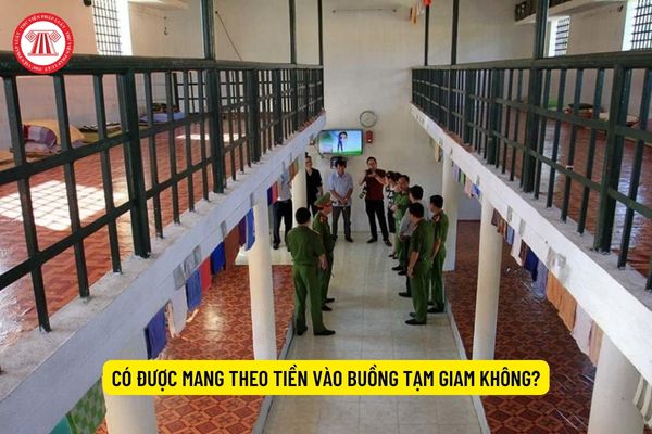 Có được mang theo tiền vào buồng tạm giam không?