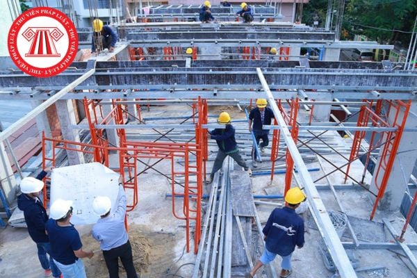 Mức phí và mức khấu trừ bảo hiểm bắt buộc đối với công trình nhà ở có giá trị dưới 1000 tỷ đồng không bao gồm chi phí lắp đặt được xác định ra sao?