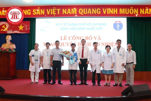 Người được ủy quyền phát ngôn cho báo chí của Sở Y tế Thành phố Hồ Chí Minh cần phải đảm bảo những tiêu chuẩn nào?