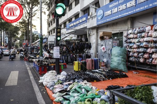 Bán quần áo trên vỉa hè