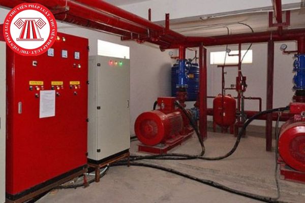Có được phép bố trí tủ điều khiển máy bơm nước chữa cháy kế bồn nhiên liệu động cơ đốt trong phòng máy bơm hay không?