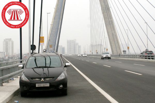 Hành vi đỗ xe ô tô trên cầu có vi phạm luật giao thông đường bộ không? Nếu vi phạm thì mức xử phạt là bao nhiêu?