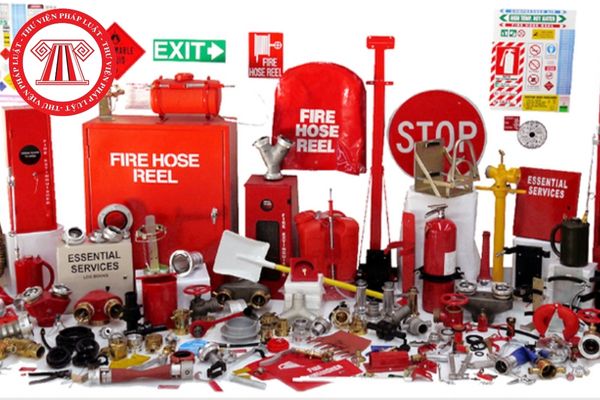 Số lượng dụng cụ chữa cháy thô sơ trang bị tại kho hàng hóa vật liệu dễ cháy được quy định như thế nào?