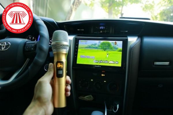 Hát karaoke trên xe du lịch khi xe đang di chuyển thì có vi phạm pháp luật hay không? 