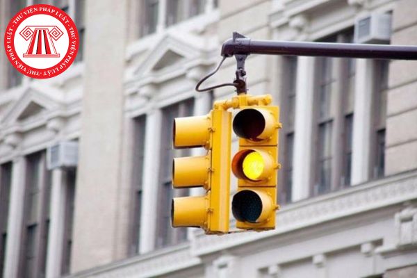 Đang điều khiển xe ô tô qua đường mà đèn giao thông chuyển sang đèn vàng thì có bị xử phạt không?