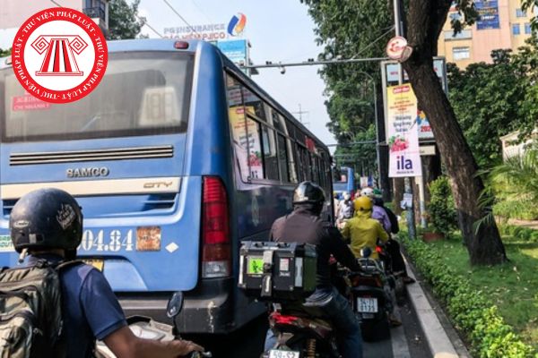 Xe buýt khi tham gia vận chuyển hành khách tại thành phố Hồ Chí Minh được phép đi vào làn xe 2 bánh trong những trường hợp nào?