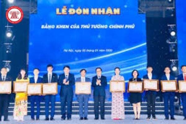 Hình ảnh những học sinh đang nhận bằng khen Olympic là lời chúc mừng sâu sắc nhất đến với họ. Được trao tặng bởi Thủ tướng Chính phủ, bằng khen Olympic là niềm kiêu hãnh và an ủi cho những học sinh đã cố gắng và đạt được thành tích cao tại các cuộc thi quốc tế. Hãy cùng chúc mừng và khích lệ cho các em nhé!