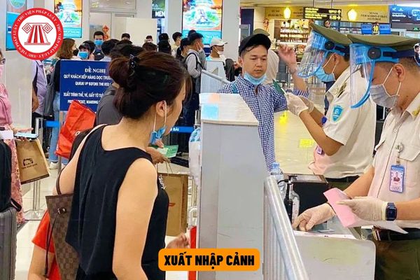 Công dân Việt Nam khi xuất nhập cảnh cần xuất trình cho người làm nhiệm vụ kiểm soát xuất nhập cảnh giấy tờ nào?