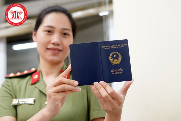Ai có quyền quyết định cấp hộ chiếu phổ thông theo thủ tục rút gọn vì lý do quốc phòng, an ninh?
