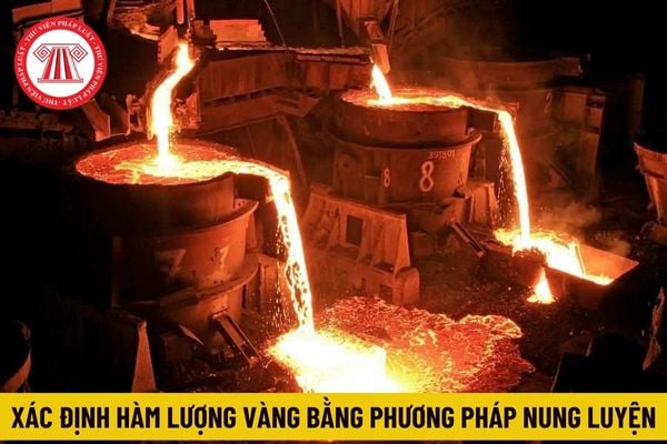 Việc xác định hàm lượng vàng bằng phương pháp nung luyện được thực hiện dựa trên nguyên tắc nào?