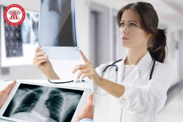 Cơ sở y tế trang bị thiết bị X quang chụp vú có phải trang bị hệ kiểm tra kích thước chùm tia bằng nguồn sáng không?