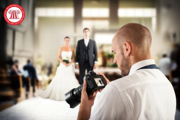 Bên sử dụng dịch vụ không hài lòng về chất lượng chụp hình cưới thì có thể yêu cầu giảm tiền thuê được không?