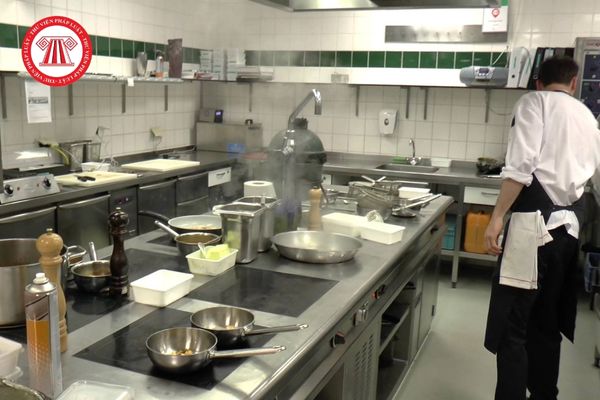 Khu vực bếp của cơ sở kinh doanh dịch vụ ăn uống đạt tiêu chuẩn phục vụ khách du lịch được quy định thế nào?