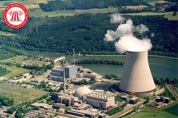 Vấn đề nào phải được xác định khi xây dựng lò phản ứng hạt nhân để đảm bảo an toàn bức xạ trong thiết kế cơ sở lò phản ứng hạt nhân?