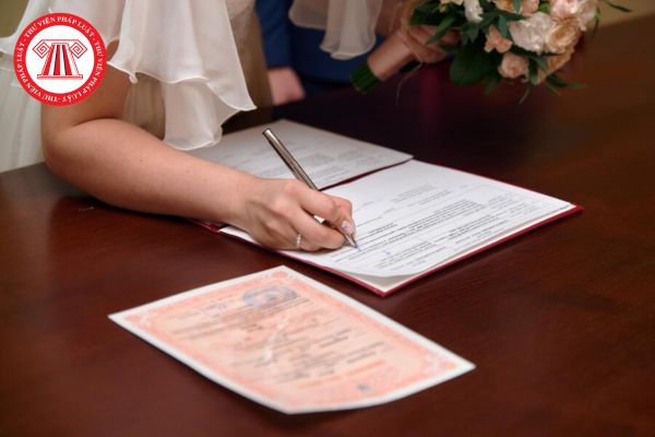 Đốt hoặc xé giấy đăng ký kết hôn có thể bị phạt đến 20 triệu đồng? Giấy ĐKKH bị đốt hoặc xé có làm chấm dứt quan hệ vợ chồng?