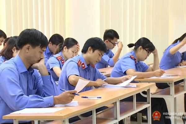 When is it expected to hold the procurator exam in Vietnam in 2022? How many points does a candidate get to be admitted?