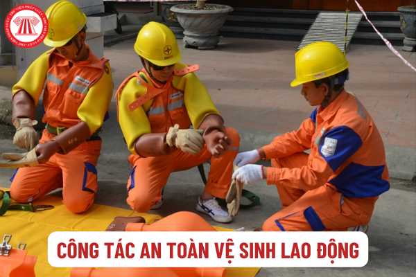 Có bắt buộc người làm công tác an toàn vệ sinh lao động chuyên trách phải là có trình độ đại học không?