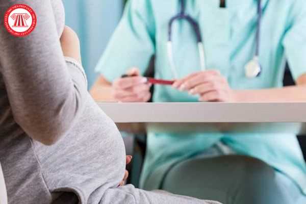 Viên chức y tế đang hưởng chế độ thai sản có được hưởng phụ cấp ưu đãi ngành y tế hay không?