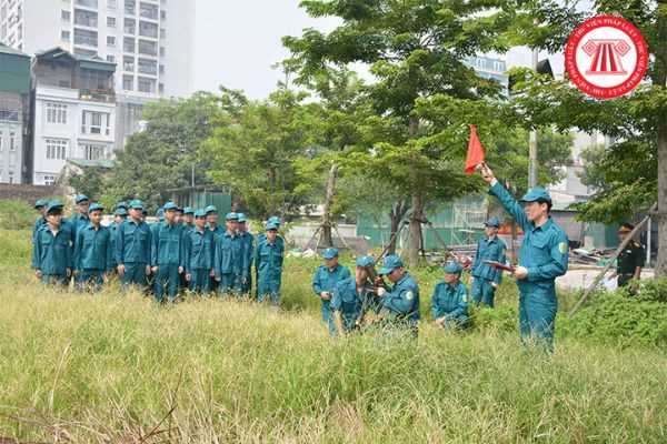 Dân quân tự vệ bị bệnh ốm đau nhưng không tham gia bảo hiểm y tế thì có được hưởng chế độ chính sách không?