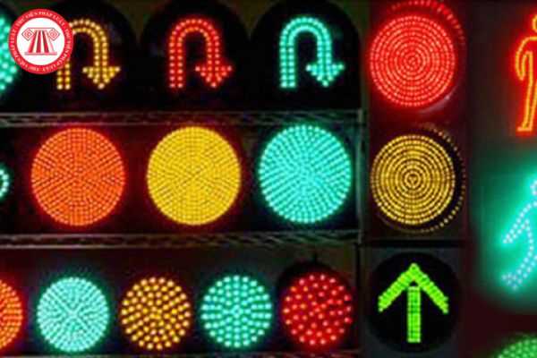 Điều khiển xe máy không chấp hành hiệu lệnh của đèn hình mũi tên trong hệ thống đèn tín hiệu giao thông đường bộ sẽ bị xử phạt như thế nào?