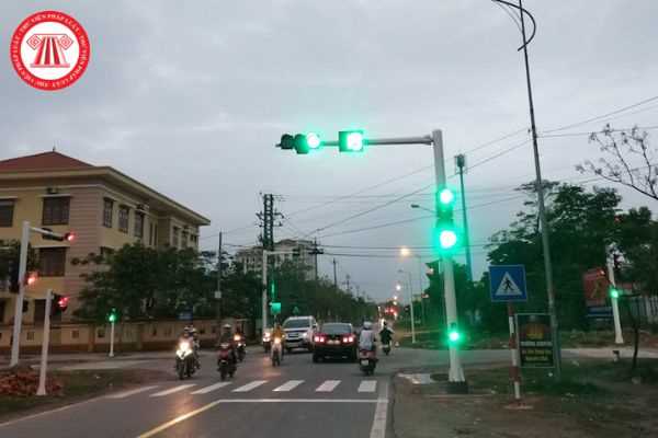 Đèn tín hiệu giao thông đường bộ phải được lắp đặt ở vị trí và độ cao như thế nào để thuận tiện cho người tham gia giao thông?
