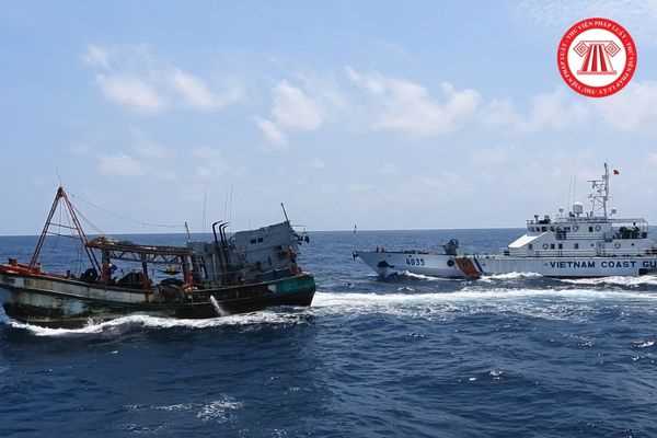 Ai có quyền truy đuổi tàu thuyền nước ngoài vi phạm pháp luật Việt Nam khi đang ở trong vùng lãnh hải Việt Nam?