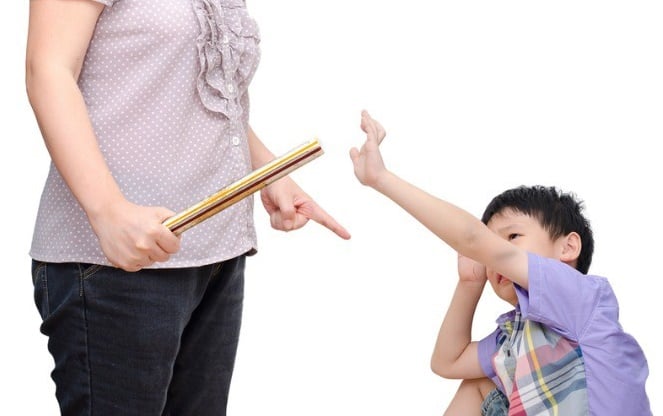 Phạt đến 10 triệu đồng nếu cha, mẹ dạy con bằng đòn roi