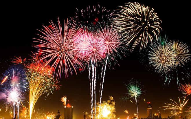Sự kiện bắn pháo hoa 2021 là một trong những hoạt động chào mừng năm mới tại nhiều thành phố trên cả nước. Đến các điểm bắn pháo hoa, bạn sẽ được thưởng thức những màn bắn pháo hoa đặc sắc nhất, đầy màu sắc và sáng tạo để đón mừng năm mới.
