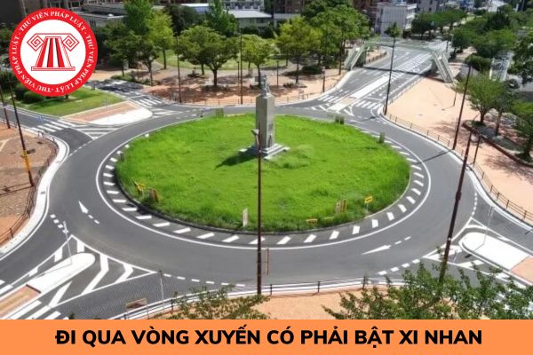 Đi qua vòng xuyến có phải bật xi nhan không?