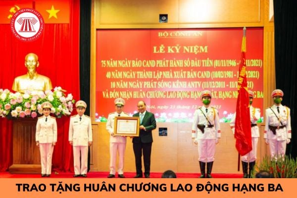 Công nhân có thành tích xuất sắc thì có được tặng huân chương lao động hạng ba không?