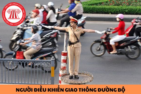 Người điều khiển giao thông đường bộ ra hiệu lệnh hai tay hoặc một tay dang ngang để báo hiệu gì?