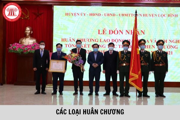 Hiện nay có tất cả bao nhiêu loại Huân chương tặng cho tập thể có nhiều thành tích, tặng hoặc truy tặng cho cá nhân có công trạng?