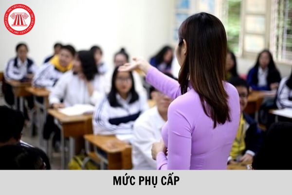 Mức phụ cấp đứng lớp đối với giáo viên giảng dạy tại trung tâm bồi dưỡng chính trị của huyện, quận, thị xã là bao nhiêu %? 