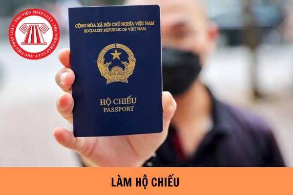 Ba mẹ có được ủy quyền cho con làm hộ chiếu thay mình không?