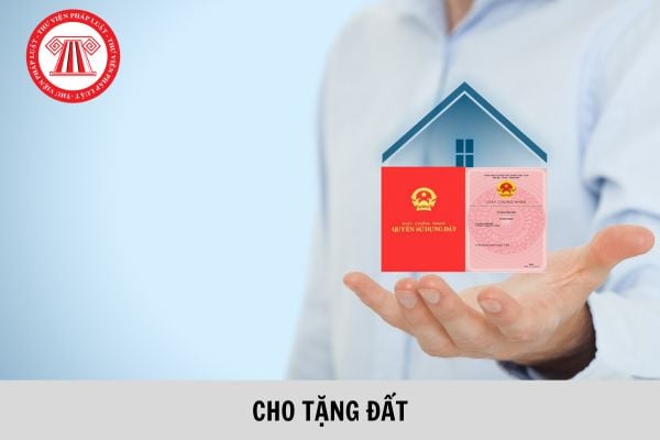 Người trong gia đình cho tặng đất có mất thuế không?